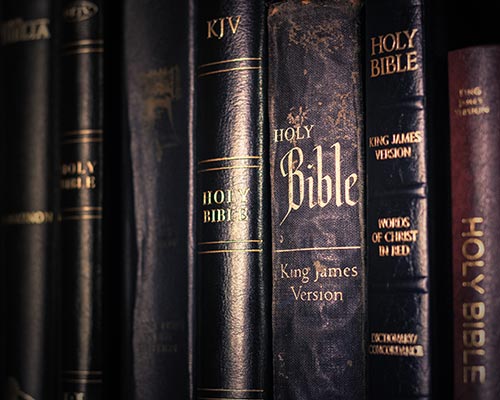head-to-heart-restoration-ministry-image-of-a-shelf-of-bibles