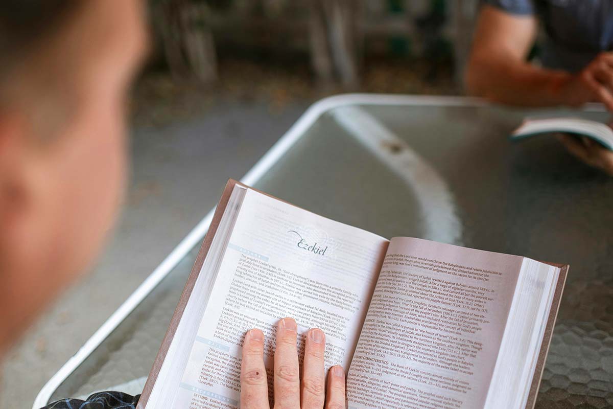 head-to-heart-article-revitalizing-your-marriage-picture-of-couple-sitting-together-with-bibles