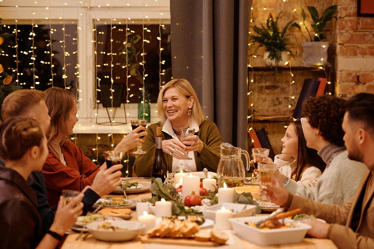 head-to-heart-restoration-ministry-moments-with-al-article-image-of-family-at-christmas-dinner