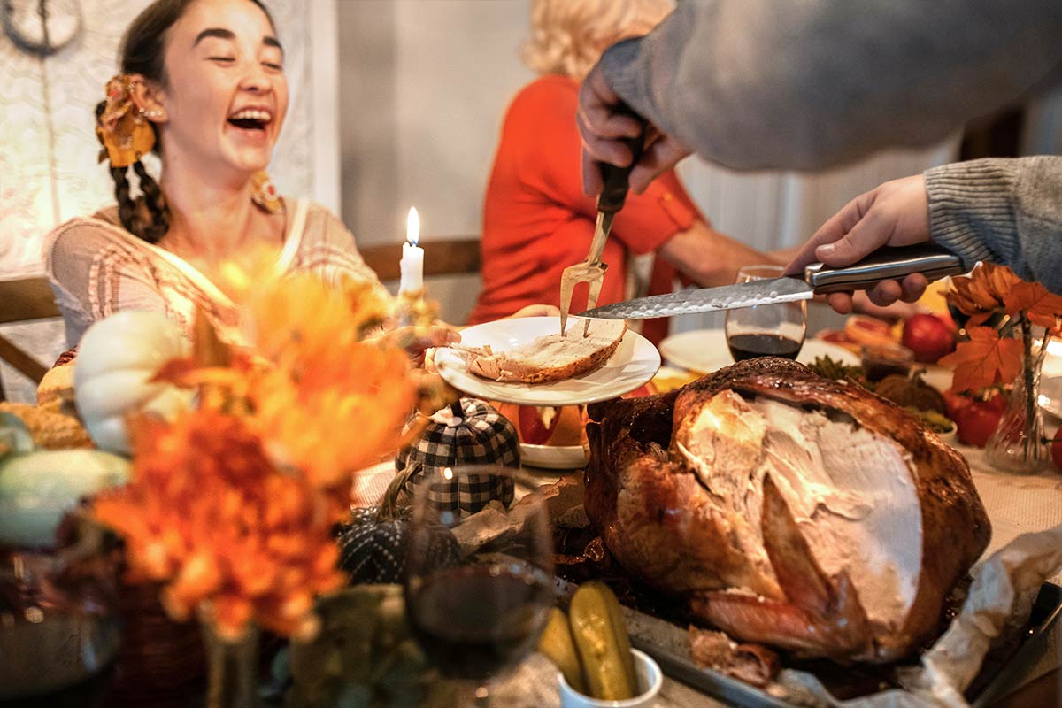 head-to-heart-restoration-ministry-moments-with-al-thanksgiving-family-fun-article-image-of-a-family-at-thanksgiving-dinner